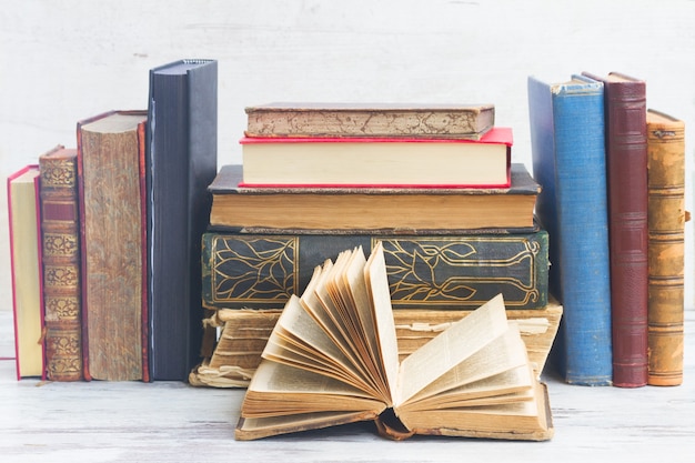 Conjunto de libros antiguos en madera blanca