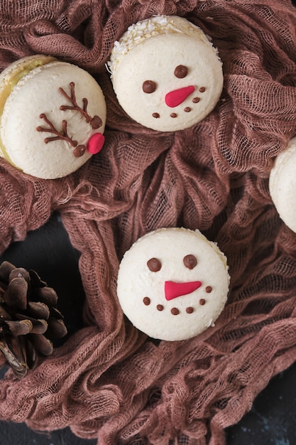 Conjunto de macarons de repostería de año nuevo con relleno de mandarina, chocolate blanco y crema