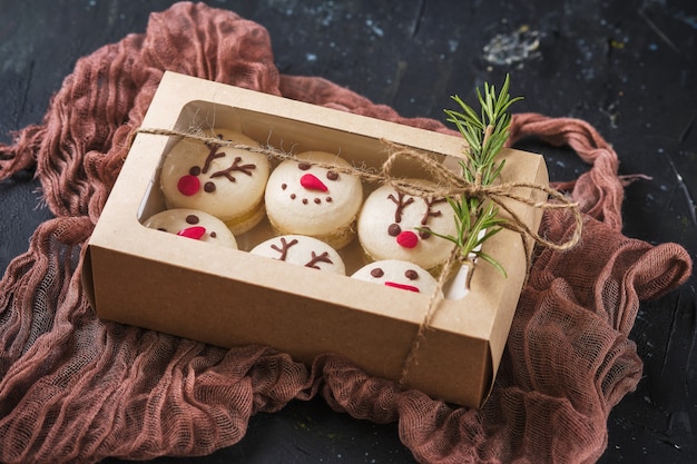 Conjunto de macarons de repostería de año nuevo con relleno de mandarina, chocolate blanco y crema