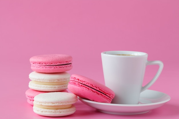 Conjunto de macarrones rosas con taza de café