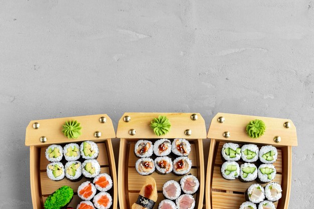 Conjunto de maki sushi en bandeja de barco de madera cerrar