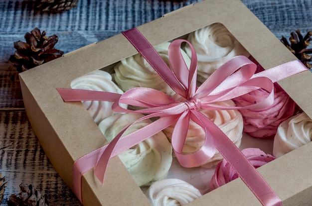 Foto un conjunto de malvaviscos de manzana surtidos en una caja de regalo.