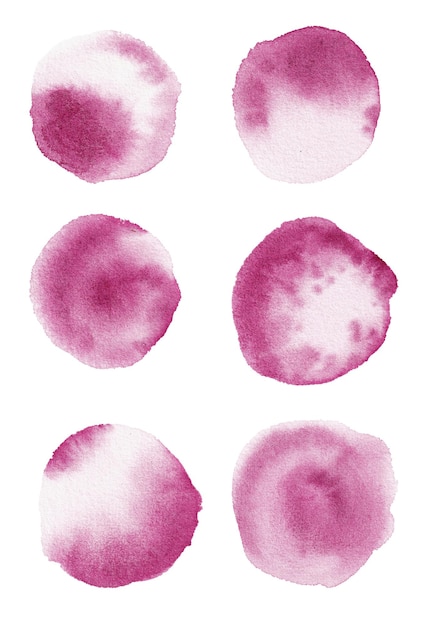 Conjunto de manchas y manchas de pincel de colores púrpura acuarela aisladas sobre fondo blanco