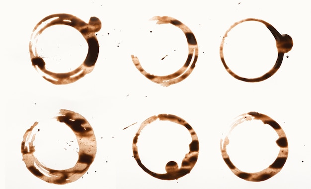 Foto conjunto de manchas de taza de café aisladas sobre fondo blanco. anillos secos de bebida tonificante. colección de manchas marrones para diseño grunge