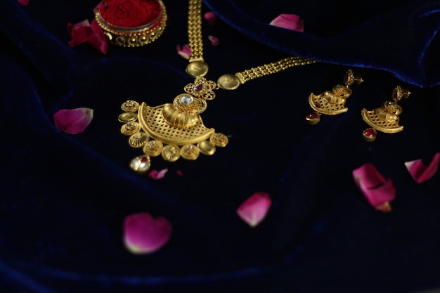 conjunto de mangalsutra de oro de las mujeres indias