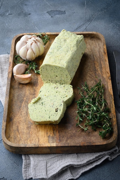 Conjunto de mantequilla de hierbas verdes frescas, sobre fondo de piedra gris