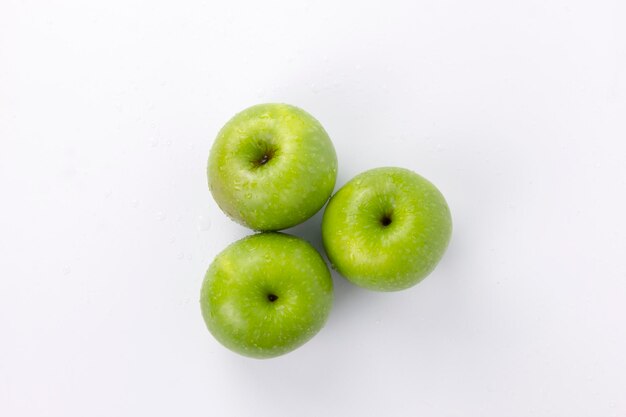 Conjunto de manzanas nagerales verdes aisladas sobre fondo blanco manzanas verdes frescas frutas para frutas saludables