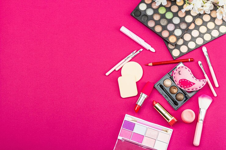 Foto conjunto de maquillaje con coloridas paletas de sombras de ojos, pinceles, esponjas y flores trendy viva magenta color background spring festivo concepto cosmético flat lay top view