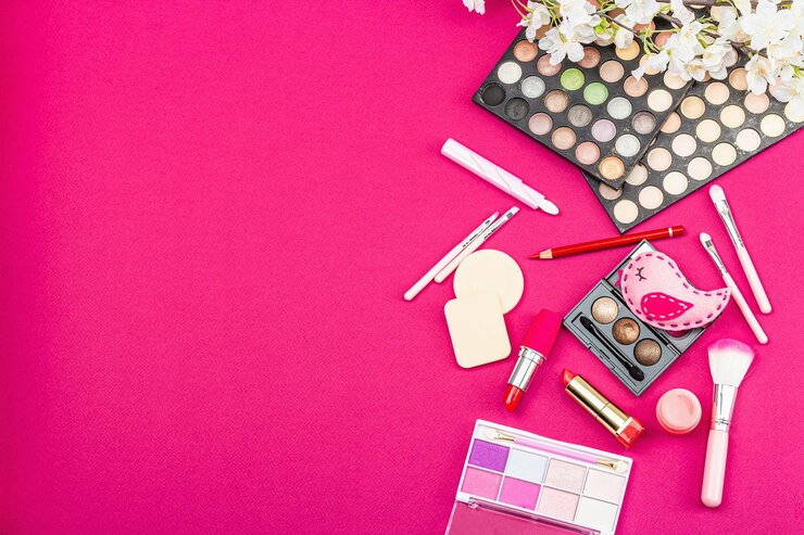 Foto conjunto de maquillaje con coloridas paletas de sombras de ojos, pinceles, esponjas y flores trendy viva magenta color background spring festivo concepto cosmético flat lay top view