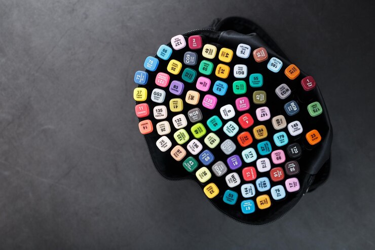 Foto un conjunto de marcadores para dibujar en diferentes colores para dibujar con marcas en una bolsa sobre un fondo negro.