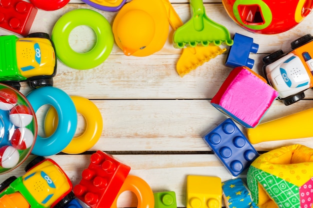 Foto conjunto de marco de juguetes para niños sobre fondo de madera