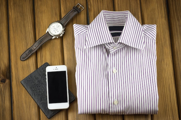 Conjunto masculino de camisa e relógio com smartphone