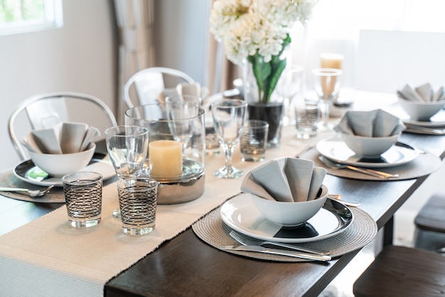 Conjunto de mesa de comedor en casa.