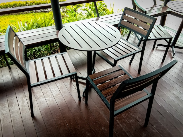 Conjunto de mesa y sillas de madera.