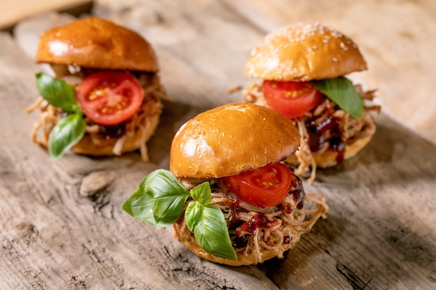 Conjunto de mini hamburguesas caseras con estofado de ternera