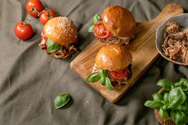 Conjunto de mini hamburguesas caseras con estofado de ternera