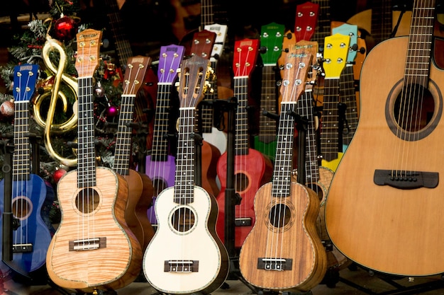 Foto conjunto de modelos de guitarras clásicas coloridas