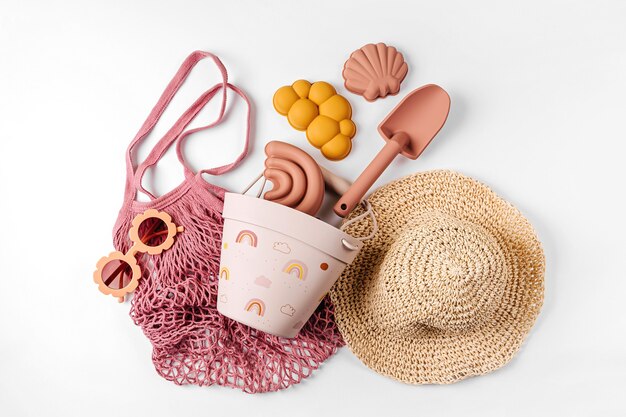 Conjunto moderno para vacaciones de verano con juguetes de playa. Accesorios de playa para niños.