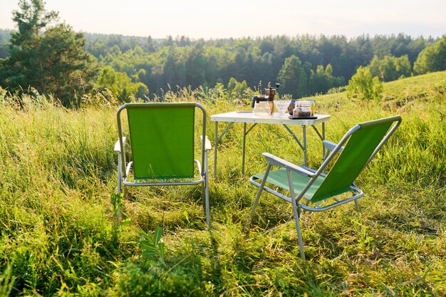 Conjunto de muebles plegables para mesa y silla de camping naturaleza de verano de prado salvaje