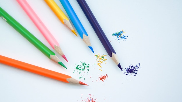 Conjunto multicolorido de lápis de madeira afiados em fundo branco