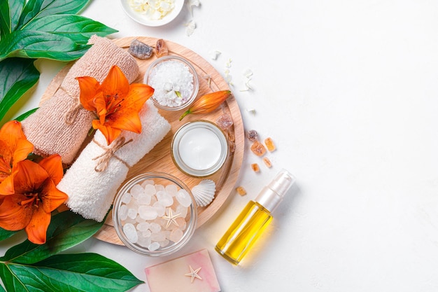 Conjunto natural com sal marinho de óleo vegetal e toalhas em um fundo branco