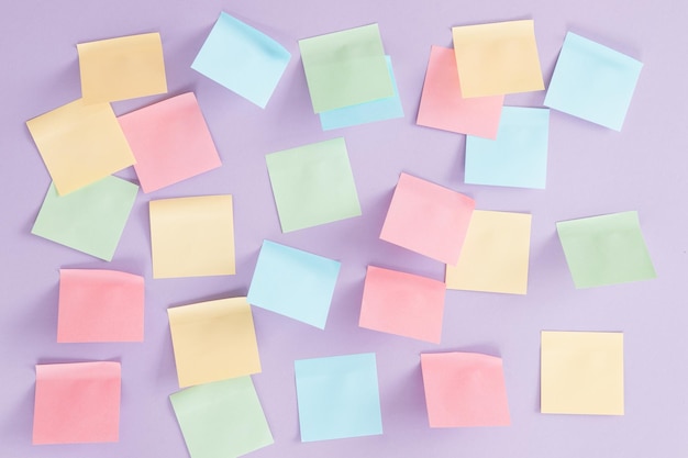 Conjunto de notas adhesivas de colores en blanco Gente de negocios que se reúne y usa notas post-it para compartir ideas en una nota adhesiva Discutir el concepto de lluvia de ideas sobre el trabajo en equipo empresarial