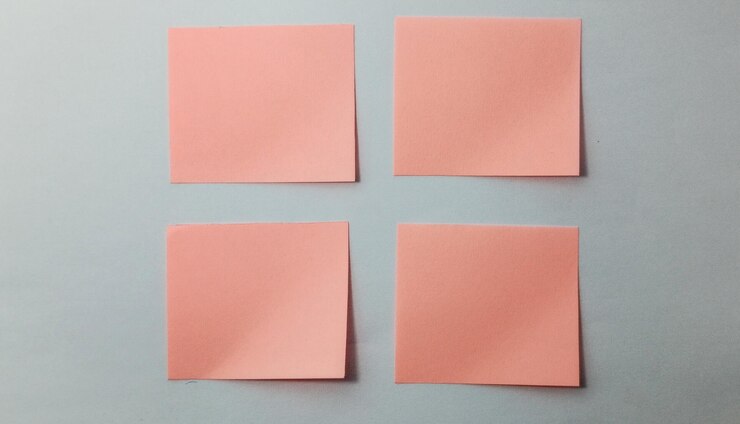 Conjunto de notas adhesivas vacías de color rosa