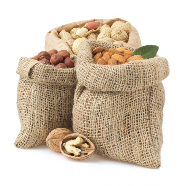 Conjunto de nueces en blanco