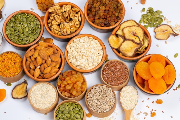 Conjunto de nueces, nueces, nueces de Brasil, almendras, anacardos, nueces de pino, cacahuetes, pistachos, nueces, colección.