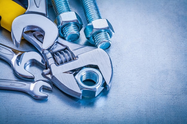 Conjunto de objetos de construcción de acero inoxidable en el concepto de reparación de fondo metálico