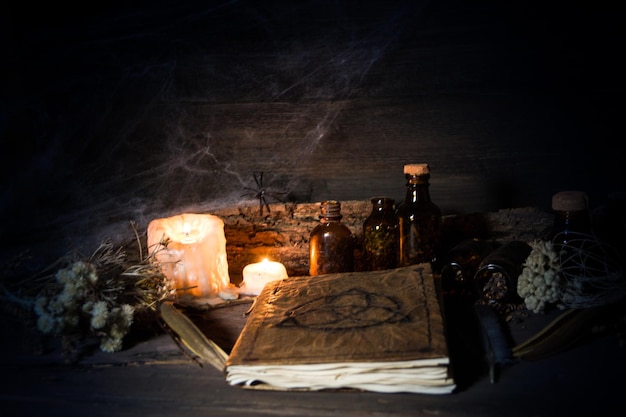 Conjunto de objetos para rituales de brujería en madera rústica.