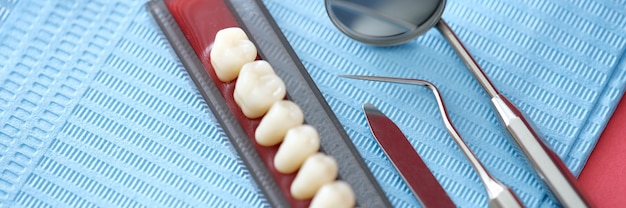 Conjunto odontológico e instrumentos odontológicos encontram-se na mesa closeup