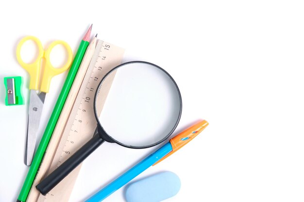 Conjunto de oficina para escolar pluma con lápices regla tijeras borrador y afilador fondo blanco