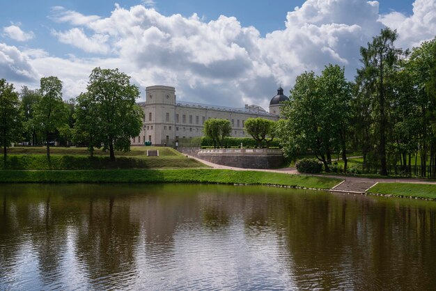 Conjunto de palacio y parque de Gatchina Park Karpin Pond Gatchina Palace jardín privado del palacio en un día soleado de verano Gatchina San Petersburgo Rusia