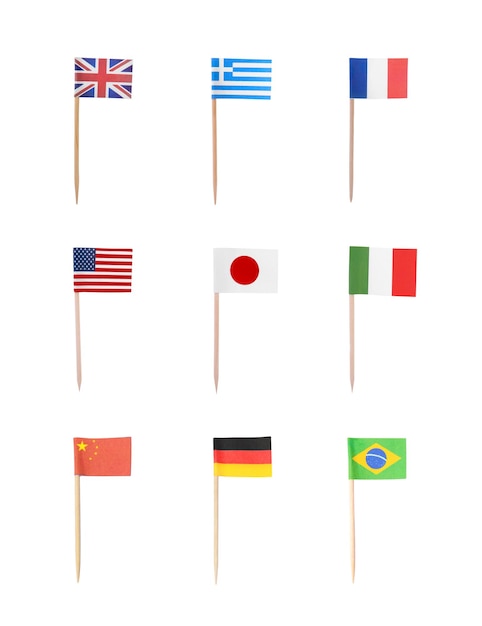 Conjunto de palillos con banderas de diferentes países sobre fondo blanco.