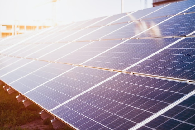 Un conjunto de paneles solares en el suelo Un conjunto de paneles fotovoltaicos montados en el suelo Reflejo del sol en el panel fotovoltaico