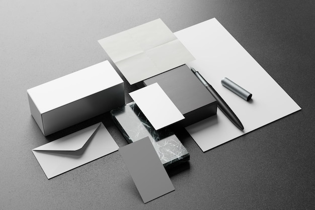 Conjunto de papelería de maquillaje de marca con tarjetas de visita, papel de carta y sobre en una superficie
