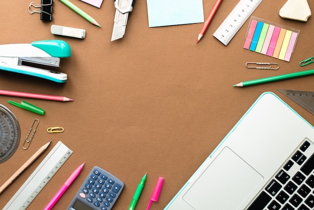 Conjunto de papelería en la mesa de color marrón, vista superior. Concepto de la escuela