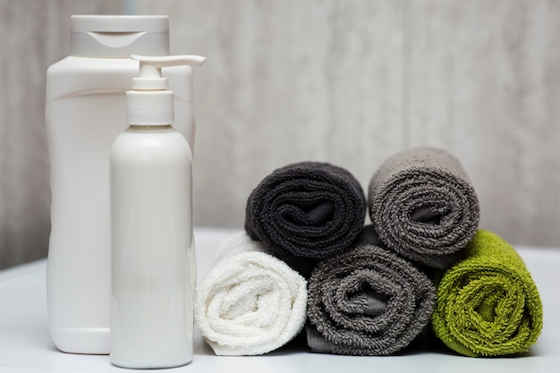 Conjunto para lavar o cabelo, shampoo, bálsamo e toalhas no banheiro