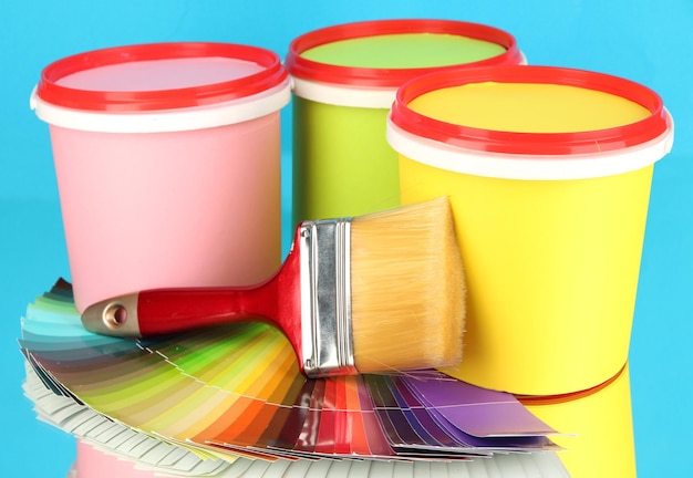 Conjunto para pintar a paleta de pincéis de potes de tinta de cores sobre fundo azul