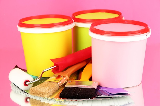 Conjunto para pintar potes de tinta pincéis paleta de cores em fundo rosa