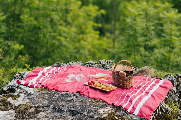 Foto conjunto para piquenique romântico com uma baguete de vinho branco de croissants de morango