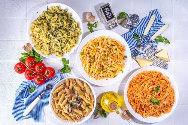 Conjunto de pasta con diferentes salsas