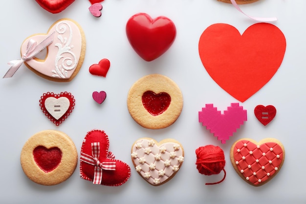 Conjunto de pasteles y corazones de tela aislado en blanco