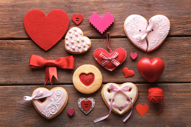 Conjunto de pasteles y corazones de tela sobre fondo de madera