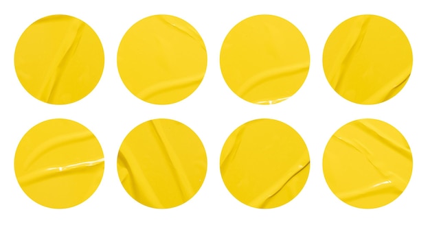 Foto conjunto de pegatinas redondas de papel amarillo que se burlan de las etiquetas en blanco aisladas en fondo blanco con trazado de recorte para el trabajo de diseño