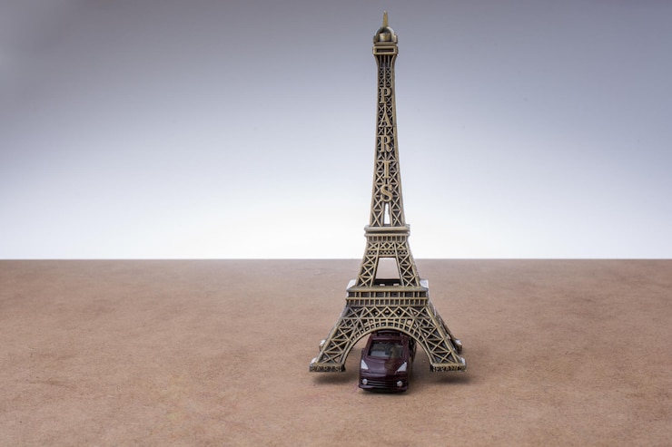 Foto conjunto de pequeñas maquetas de las torres eiffel.