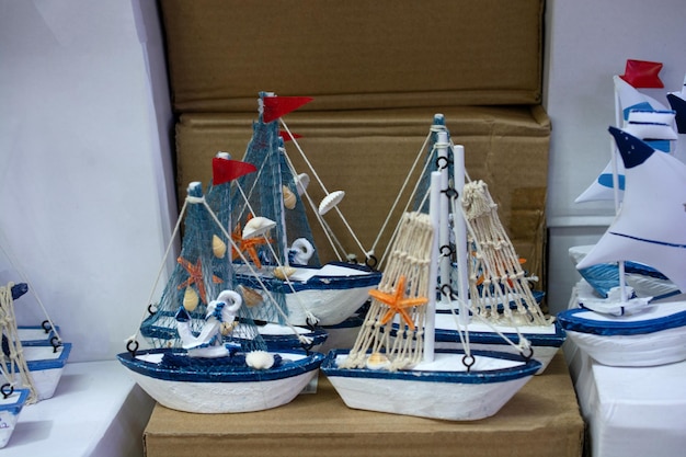 Conjunto de pequeños barcos de pesca modelo colorido