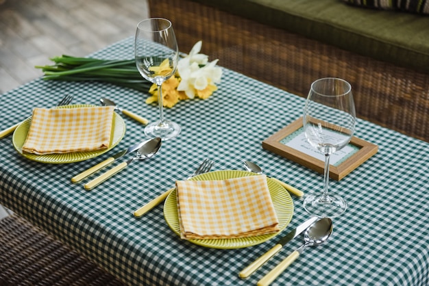 Conjunto de picnic Cita romántica. Fin de semana familiar. Célula verde Maceta. Un marco para texto o foto. Cubiertas para botellas. cuchillería