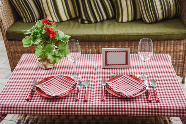 Conjunto de picnic Cita romántica. Fin de semana familiar. Glóbulos rojos. Maceta. Un marco para texto o foto. Cubiertas para botellas. cuchillería